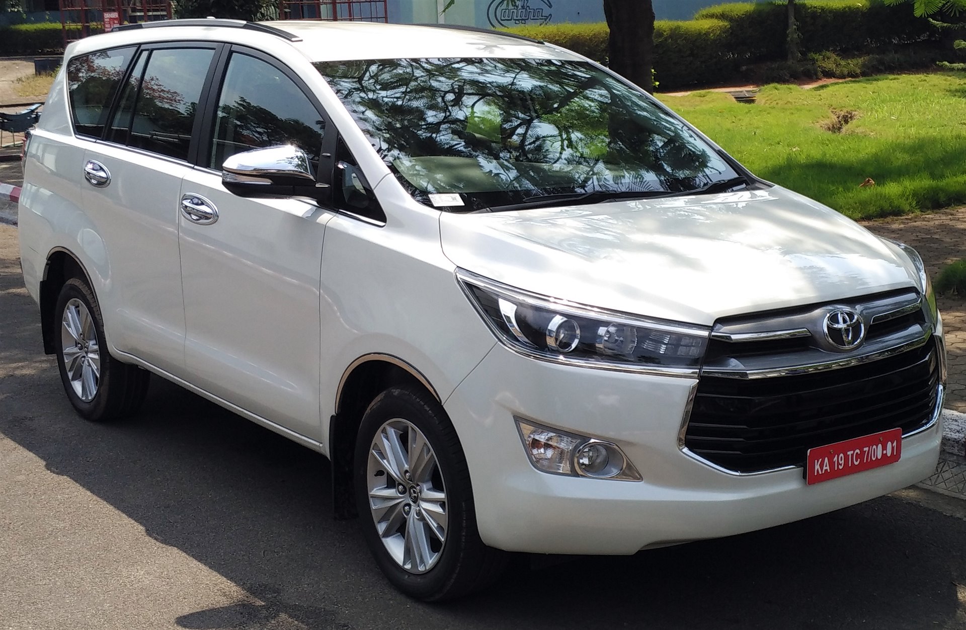 Innova Crysta vs Tempo Traveller – Which for Group Travel?